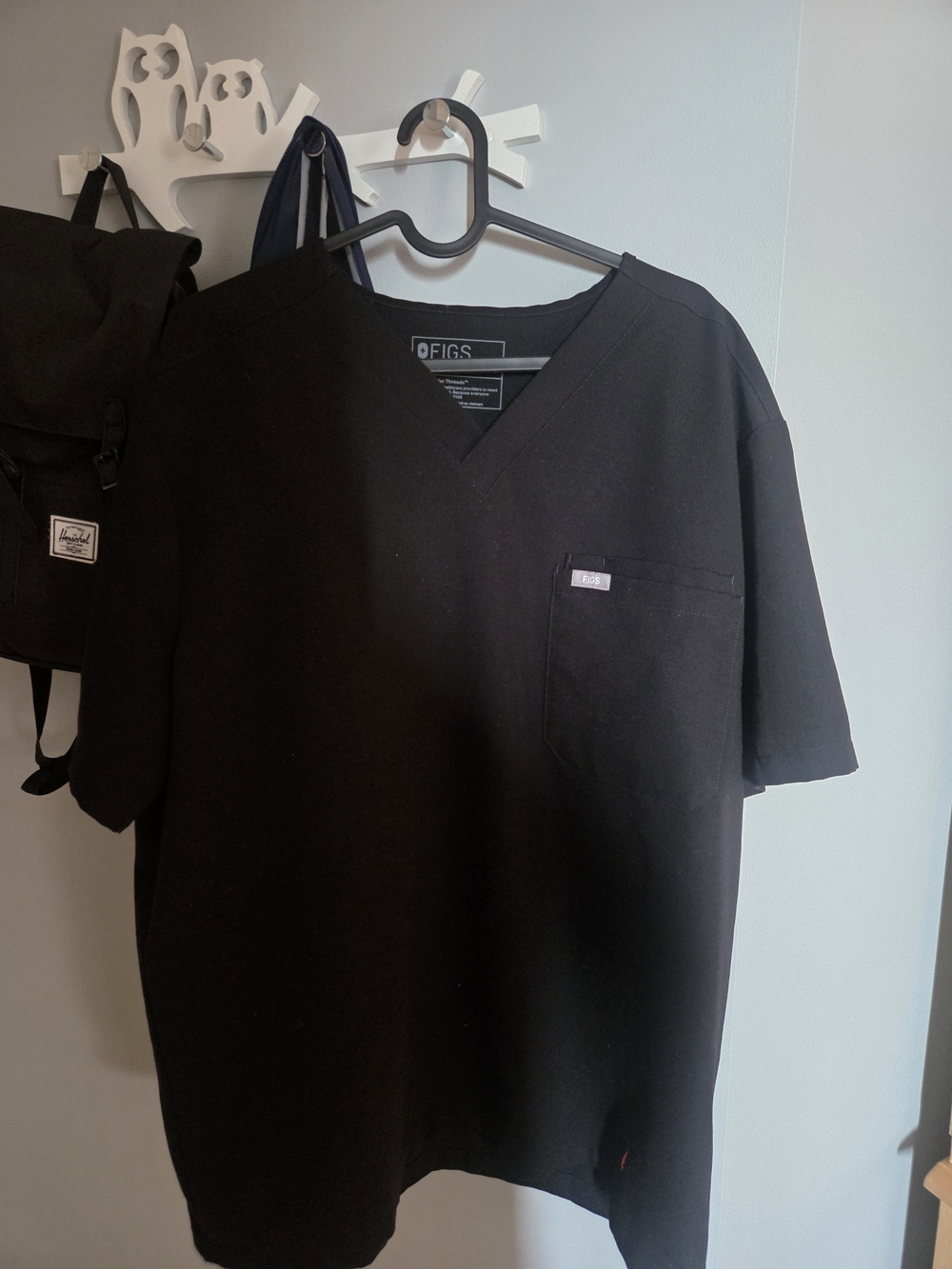 Figs Men’s V-Neck Pocket Tee in Black